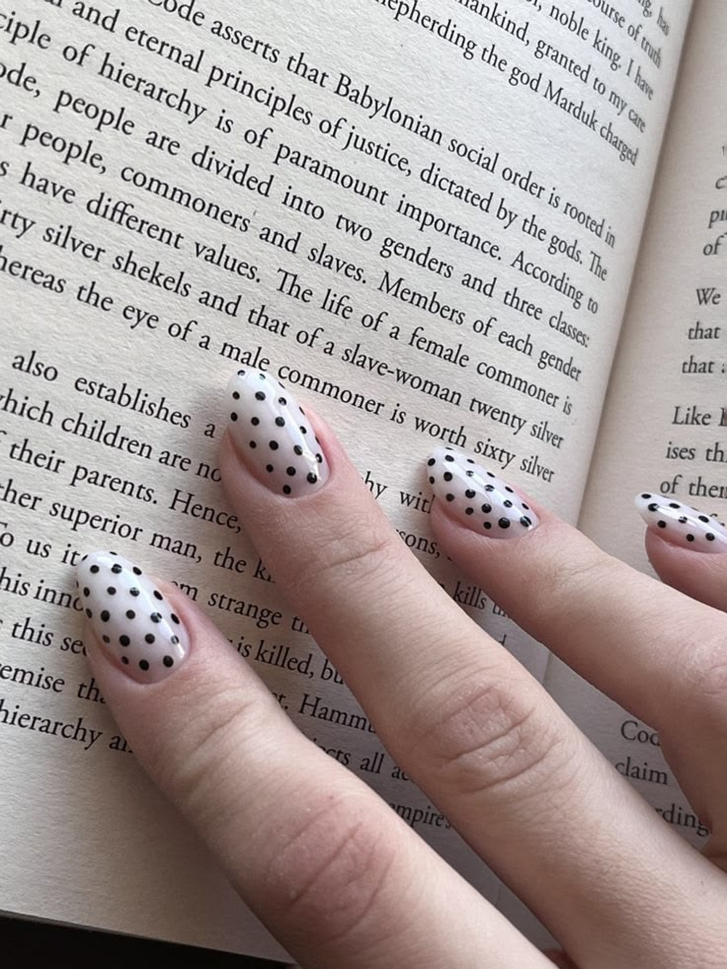 Polka Dots Artificial Nails