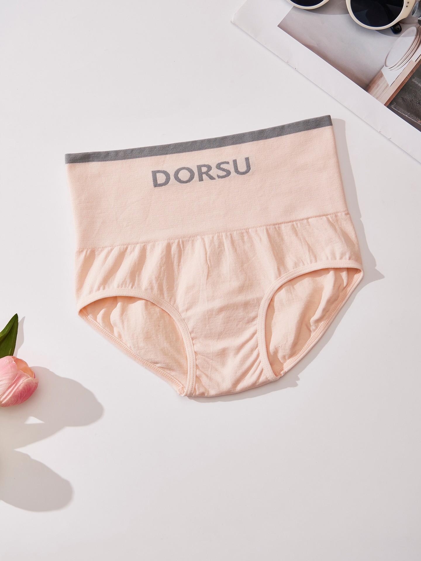 Contrast Shortie