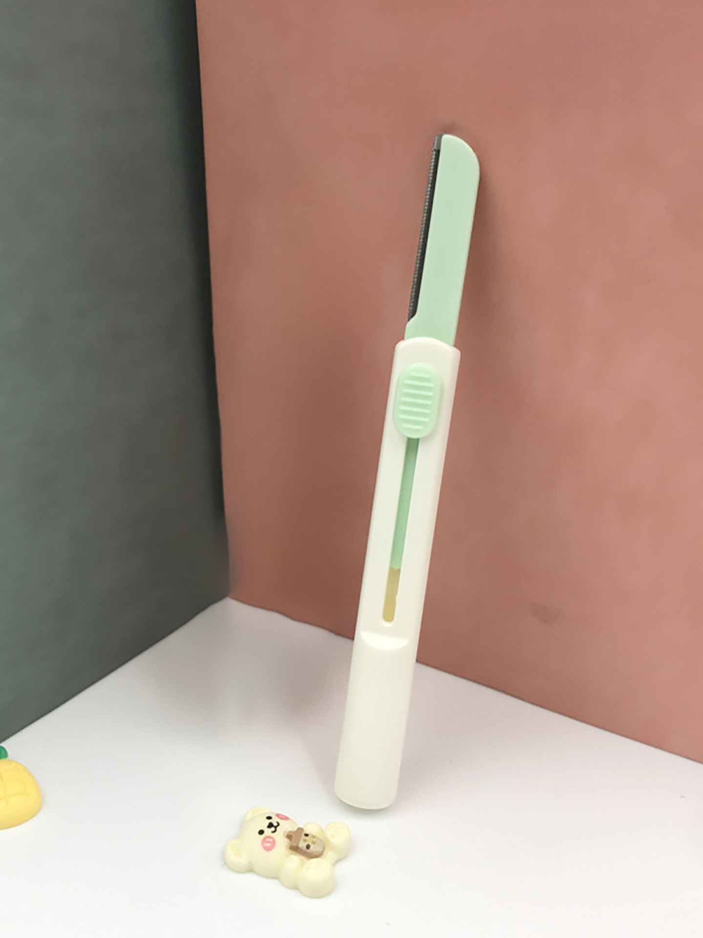 Color Block Eyebrow Razor