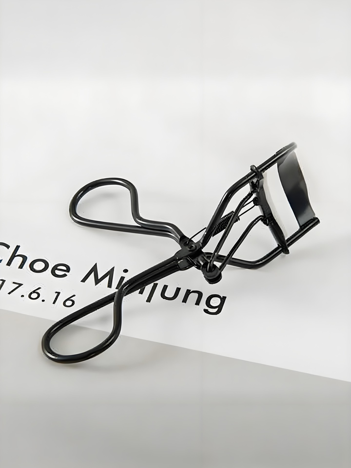 Black Metal Eyelash Curler