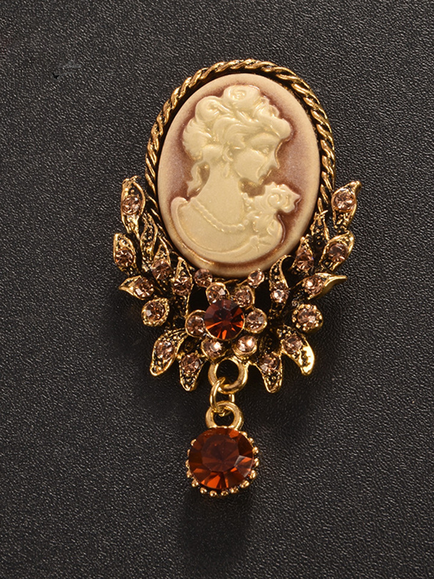 Portrait Imitation/Artificial Jewellery - Brooch