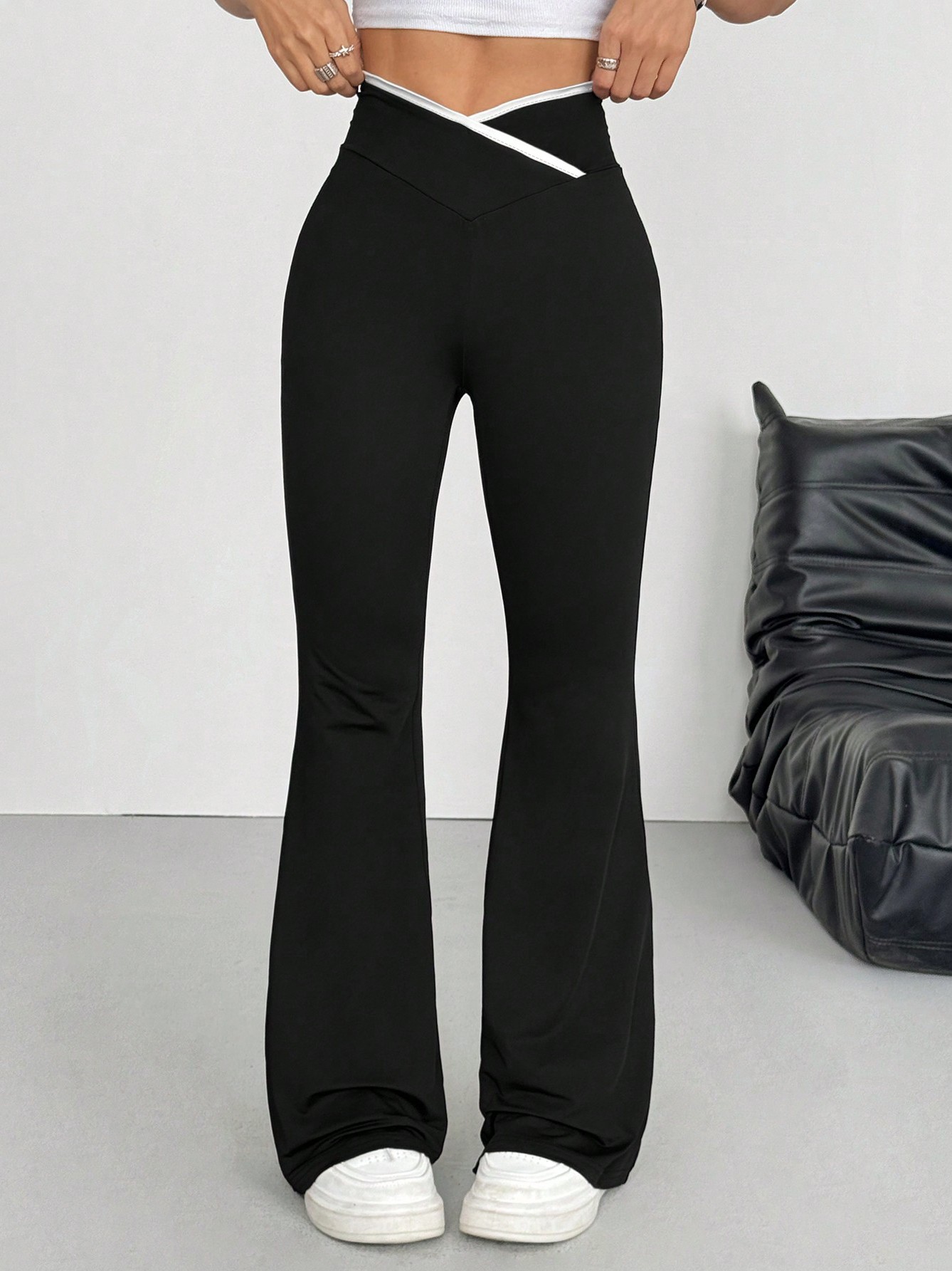 [Moderately Stretchable] High Waist Contrast Flare Leg Pants