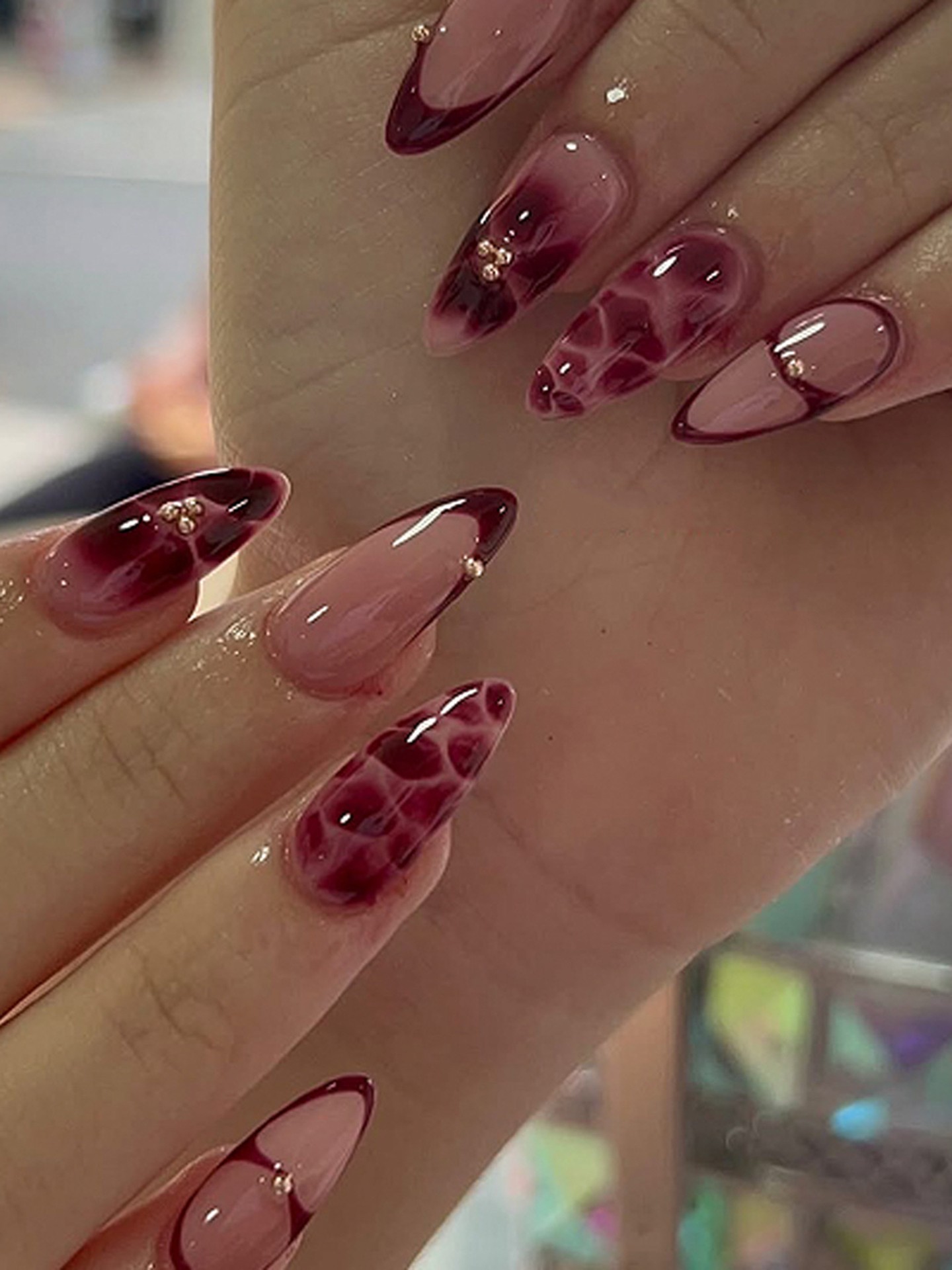 Golden Detail Artificial Nails