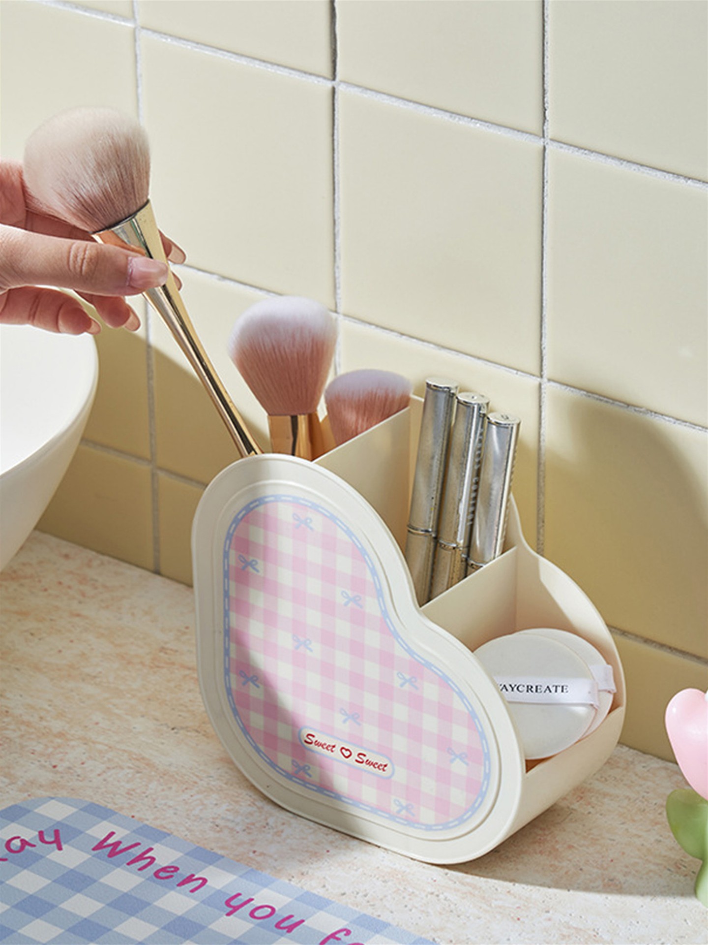 Heart-shaped Brush Shelf